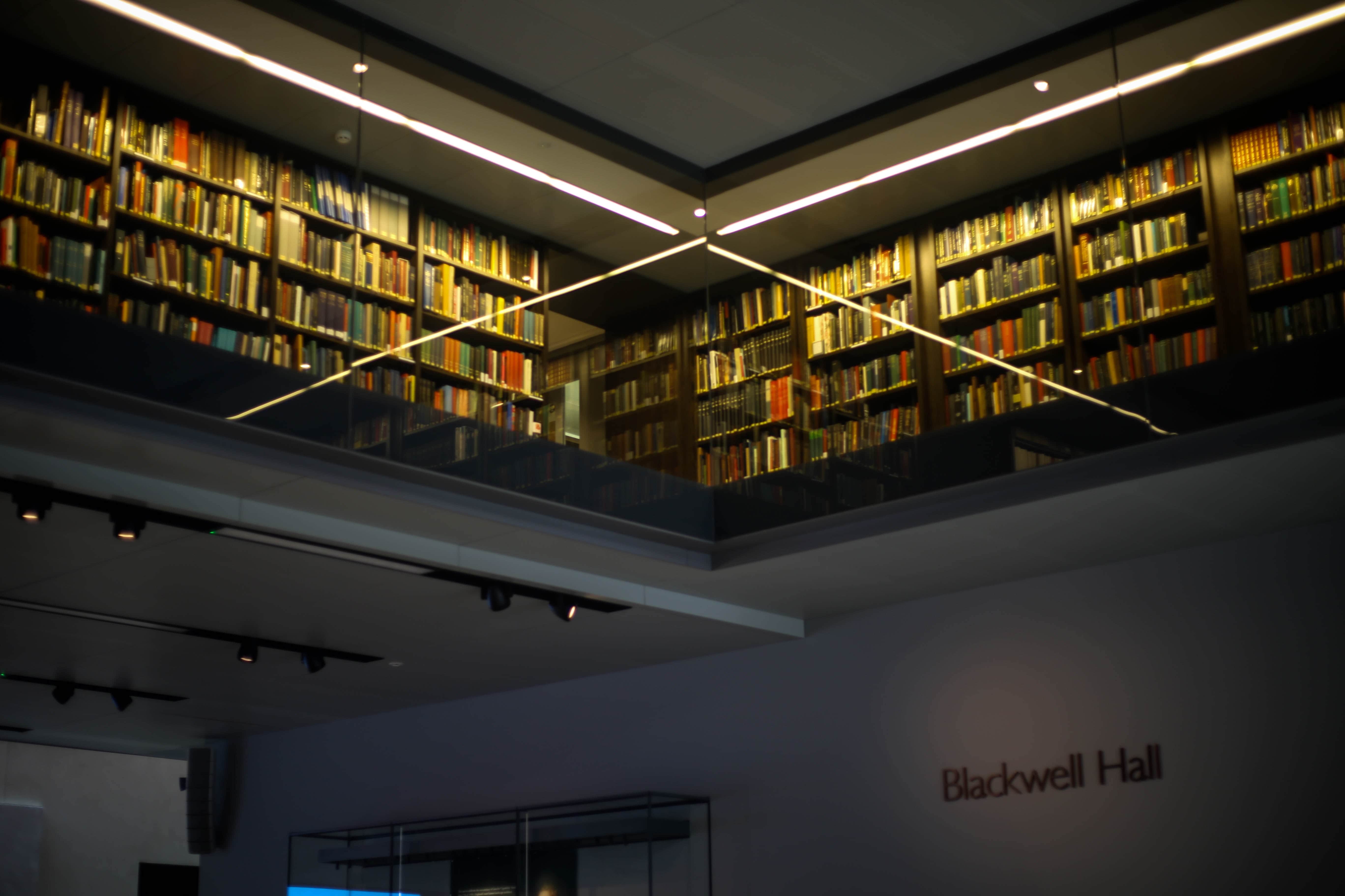 Библиотека знание людям. Современная библиотека. Потолок в библиотеке. Книжные полки. Светильники в читальном зале библиотеки.